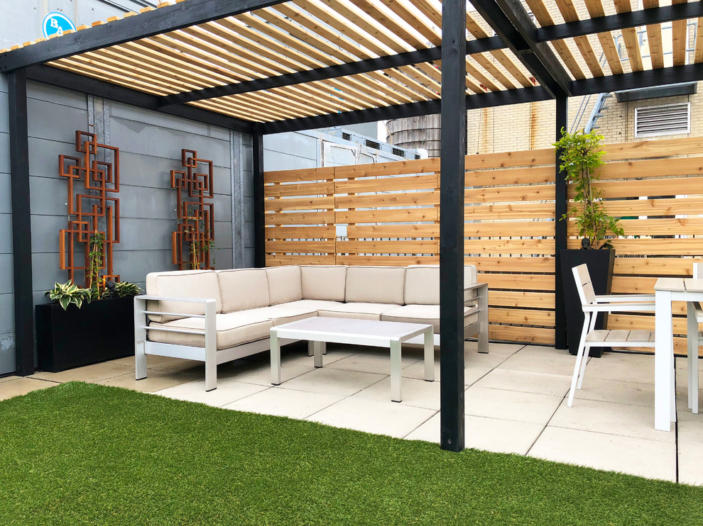 Halbschattiger Moderner Dachgarten im Sommer mit Kübelpflanzen und Betonboden in New York