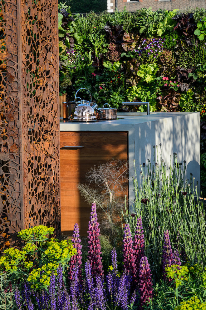 Modelo de jardín minimalista de tamaño medio en verano en patio trasero con jardín francés, exposición parcial al sol y adoquines de ladrillo