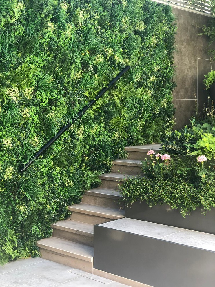 Ispirazione per un piccolo giardino formale design esposto a mezz'ombra dietro casa in primavera con pavimentazioni in cemento