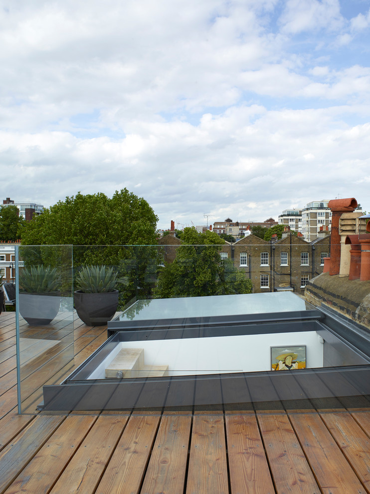 Design ideas for an expansive contemporary roof full sun garden for summer in London with decking.