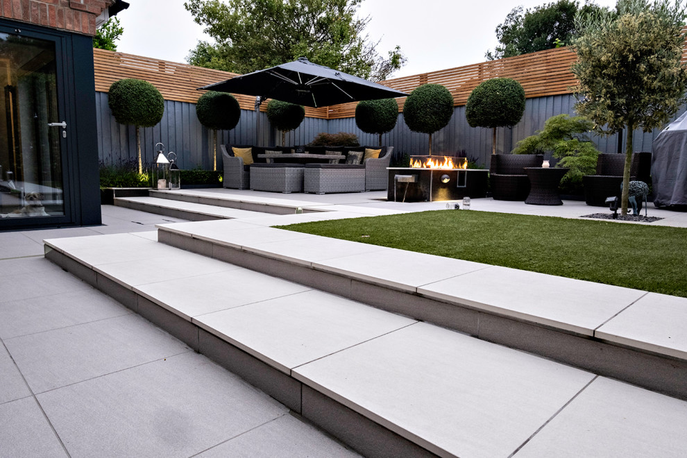 Foto di un giardino formale minimalista esposto a mezz'ombra di medie dimensioni e dietro casa con un caminetto