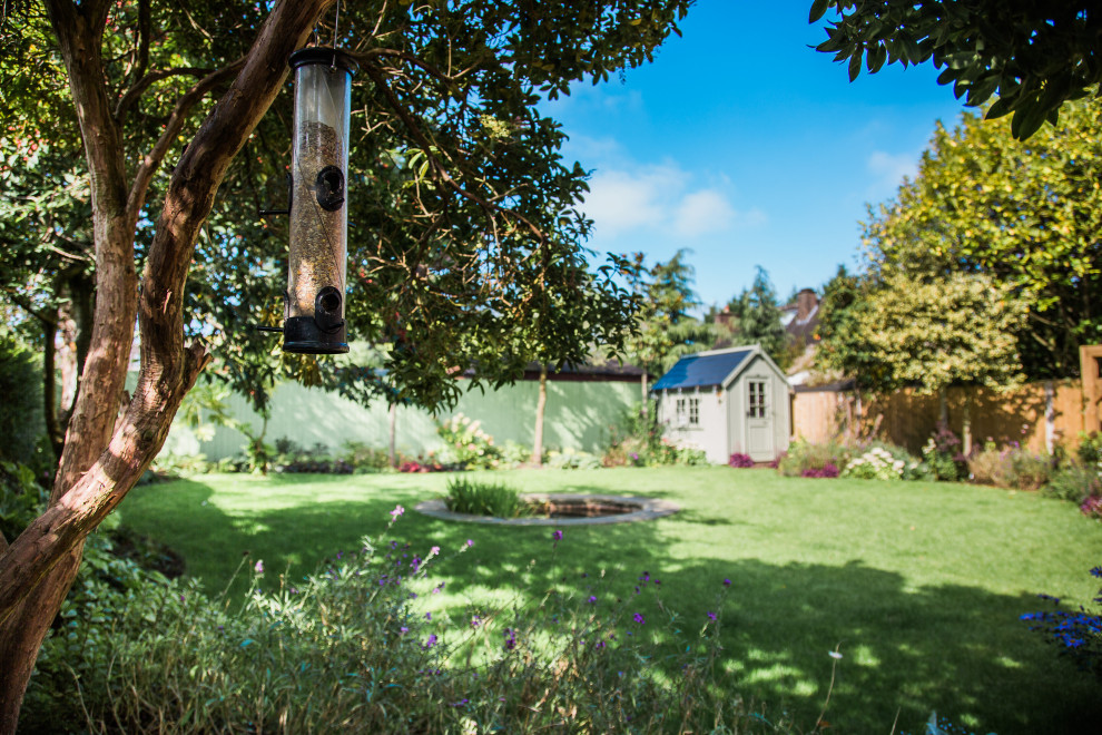Großer, Halbschattiger Klassischer Gartenteich hinter dem Haus mit Natursteinplatten in Cheshire