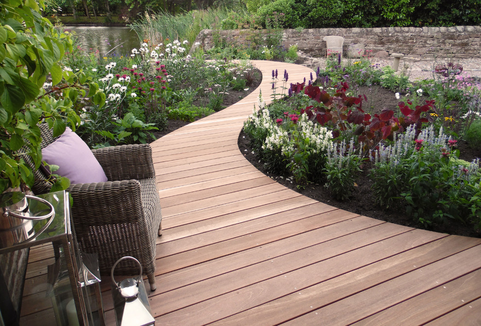 Inspiration pour un aménagement d'entrée ou allée de jardin arrière rustique de taille moyenne et au printemps avec une terrasse en bois.