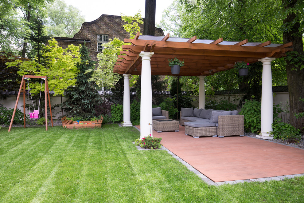 Стильный дизайн: большой участок и сад на заднем дворе в классическом стиле - последний тренд