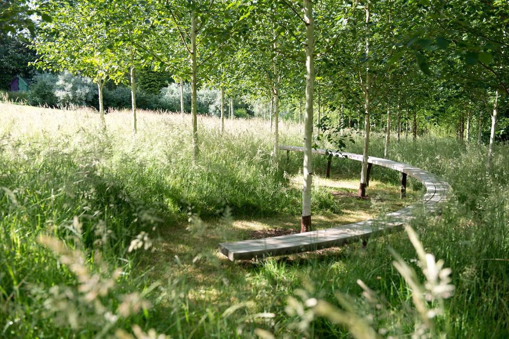 Foto di un ampio giardino country esposto a mezz'ombra dietro casa in estate