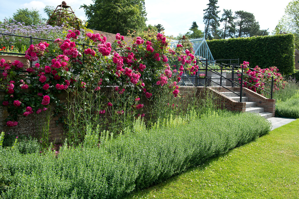 バークシャーにある巨大な、夏のカントリー風のおしゃれな庭 (日向、レンガ敷き) の写真