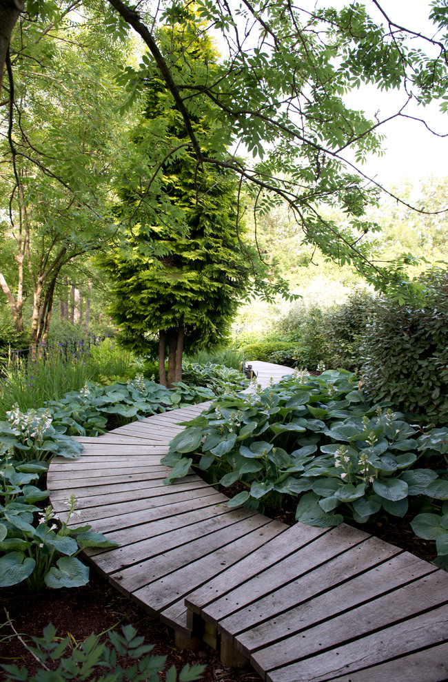 Geräumiger, Halbschattiger Landhausstil Gartenweg im Sommer, hinter dem Haus mit Dielen in Berkshire
