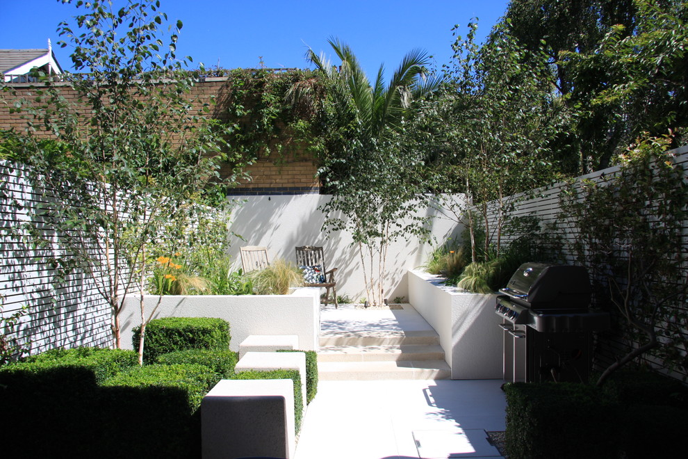 Inspiration for a mid-sized contemporary full sun backyard landscaping in London.