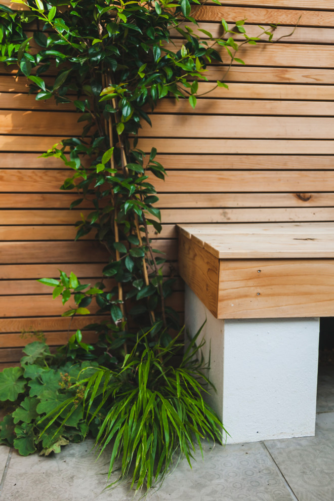 Источник вдохновения для домашнего уюта: маленький регулярный сад на внутреннем дворе в современном стиле с высокими грядками для на участке и в саду