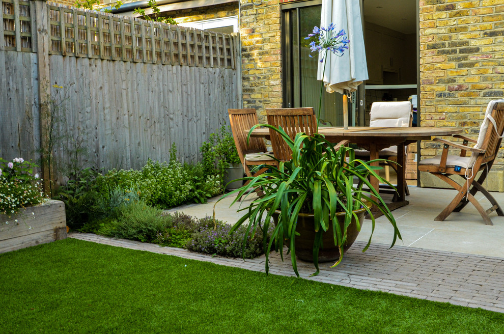 Immagine di un giardino minimalista esposto a mezz'ombra di medie dimensioni e dietro casa in estate