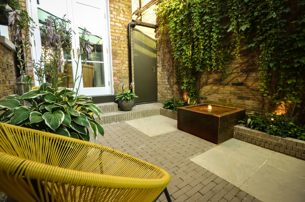 Свежая идея для дизайна: маленький летний участок и сад на внутреннем дворе в стиле модернизм с полуденной тенью для на участке и в саду - отличное фото интерьера