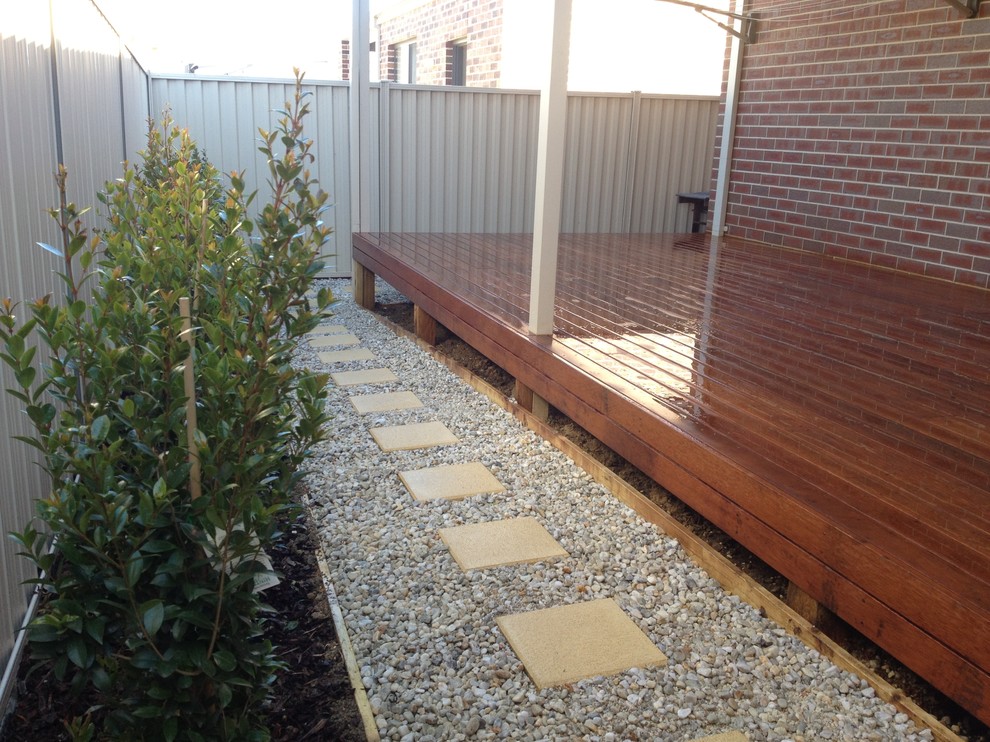 Design ideas for a mid-sized traditional backyard landscaping in Melbourne with decking.