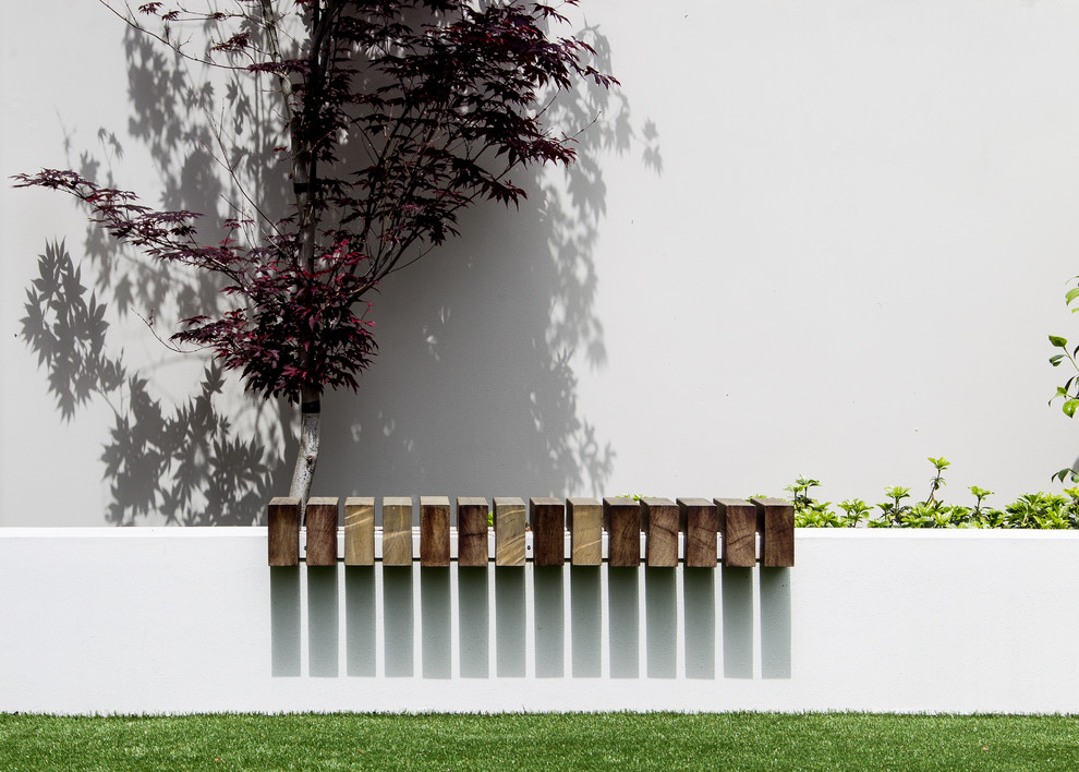 Esempio di un giardino formale minimalista esposto in pieno sole davanti casa