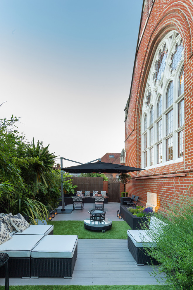Пример оригинального дизайна: солнечный, летний участок и сад на переднем дворе в стиле модернизм с хорошей освещенностью и мощением клинкерной брусчаткой