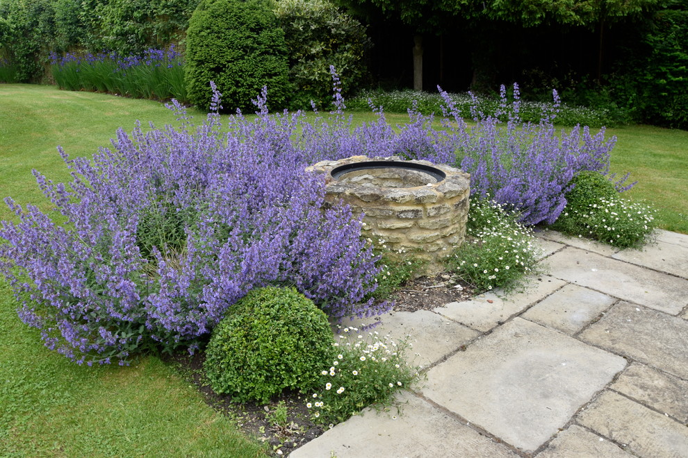 Inspiration for a traditional landscaping in Oxfordshire.
