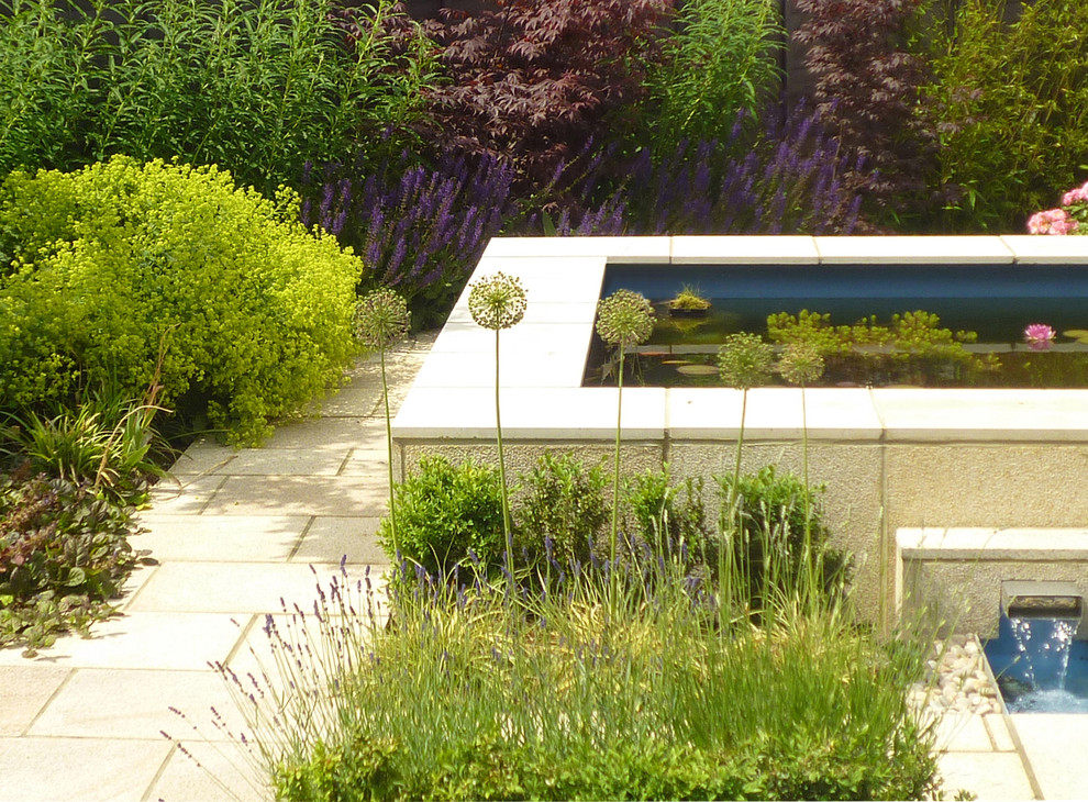 Idee per un giardino formale moderno esposto a mezz'ombra in cortile e di medie dimensioni con pavimentazioni in pietra naturale e fontane