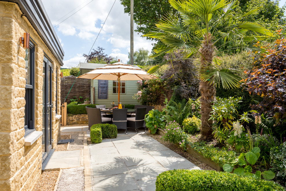 Источник вдохновения для домашнего уюта: регулярный сад среднего размера на заднем дворе в стиле шебби-шик с высокими грядками