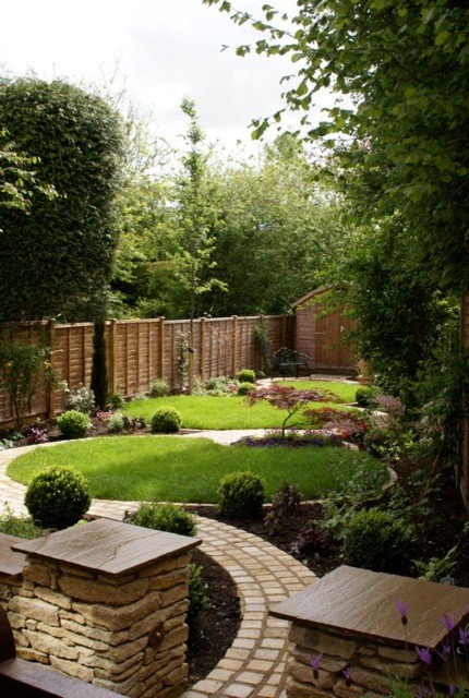 Foto de jardín rústico de tamaño medio en patio trasero con exposición parcial al sol