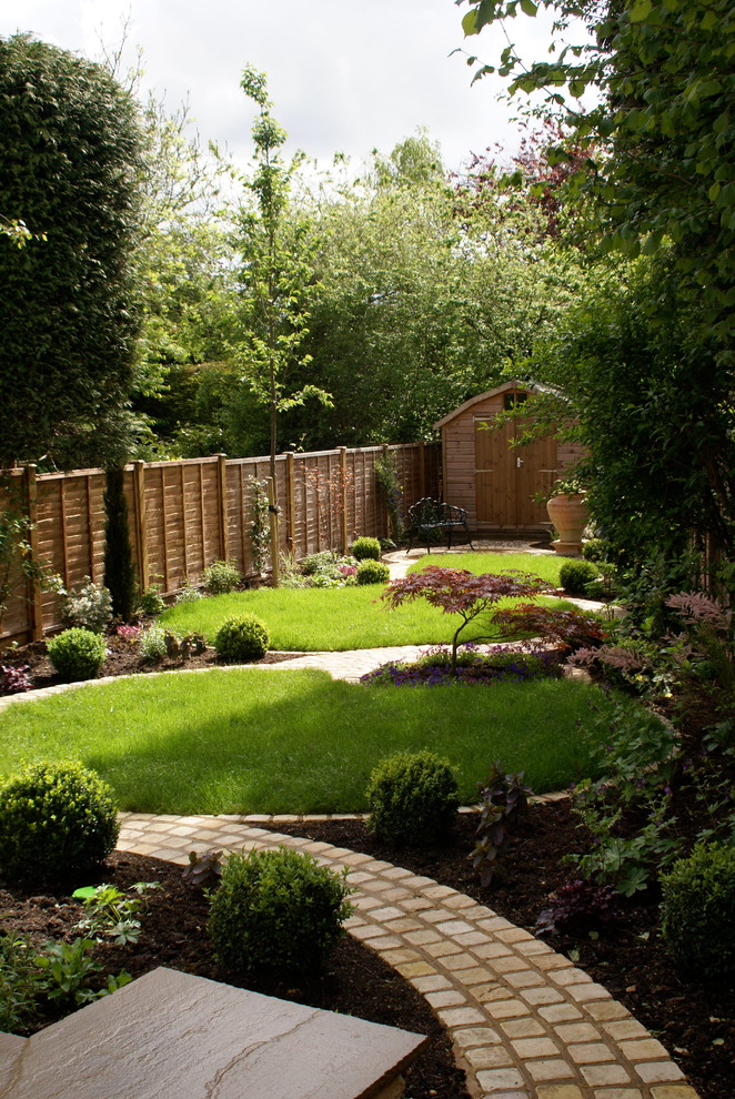 Cette image montre un jardin arrière chalet de taille moyenne avec une exposition partiellement ombragée.