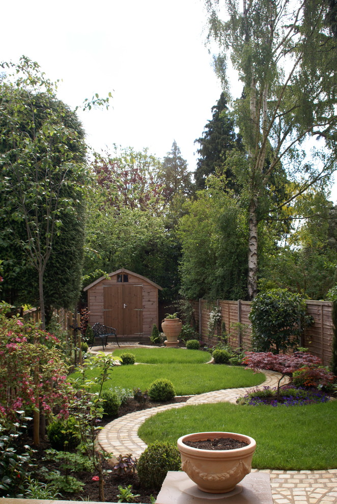 Réalisation d'un aménagement d'entrée ou allée de jardin arrière chalet de taille moyenne avec une exposition partiellement ombragée et des pavés en brique.