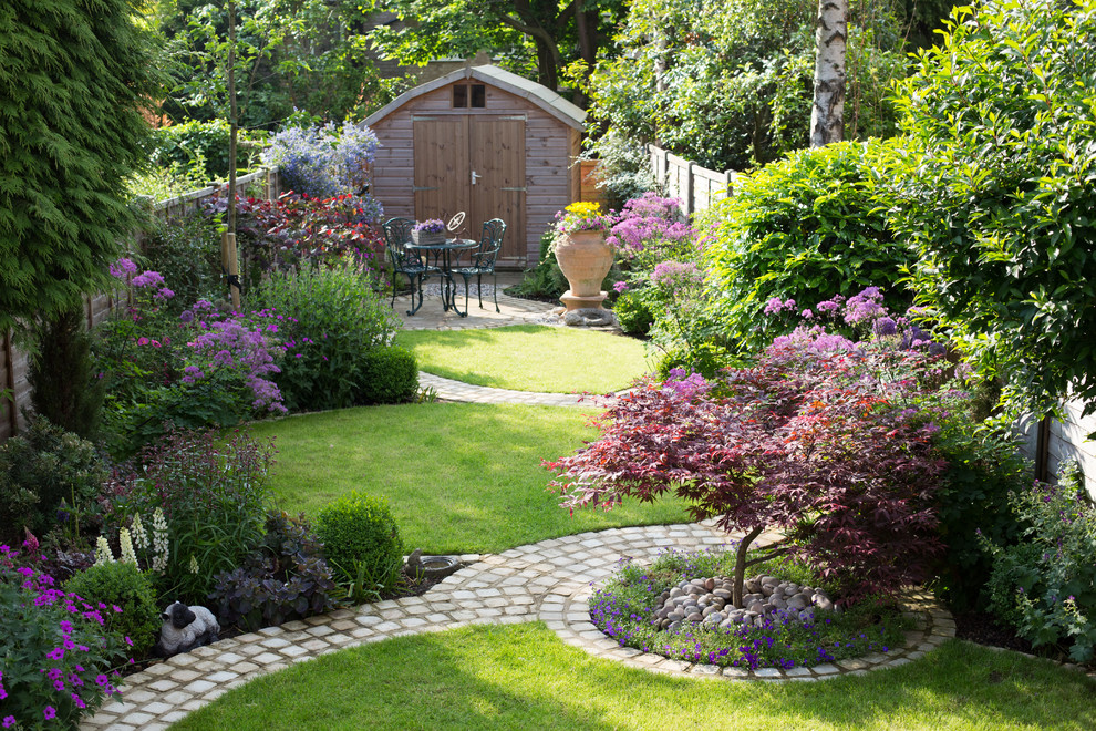 Mittelgroßer, Halbschattiger Klassischer Garten hinter dem Haus in Cheshire