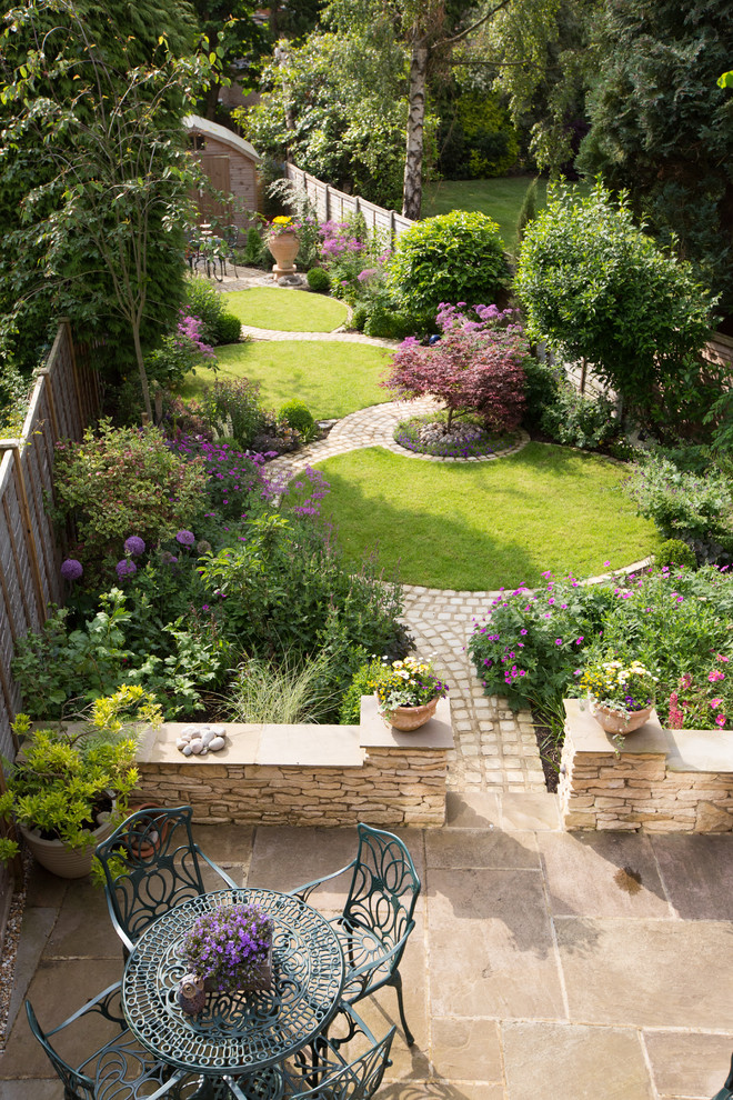 Aménagement d'un jardin classique de taille moyenne.