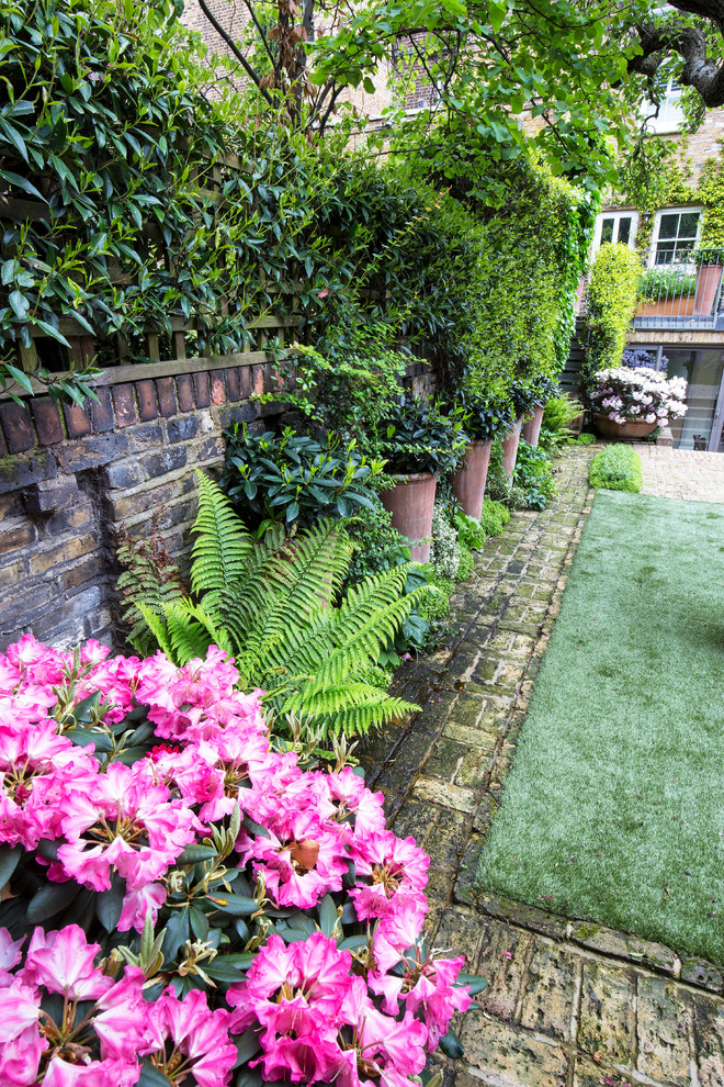 Inspiration for a traditional landscaping in London.