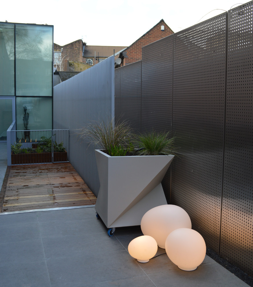 Small contemporary courtyard partial sun garden in London.