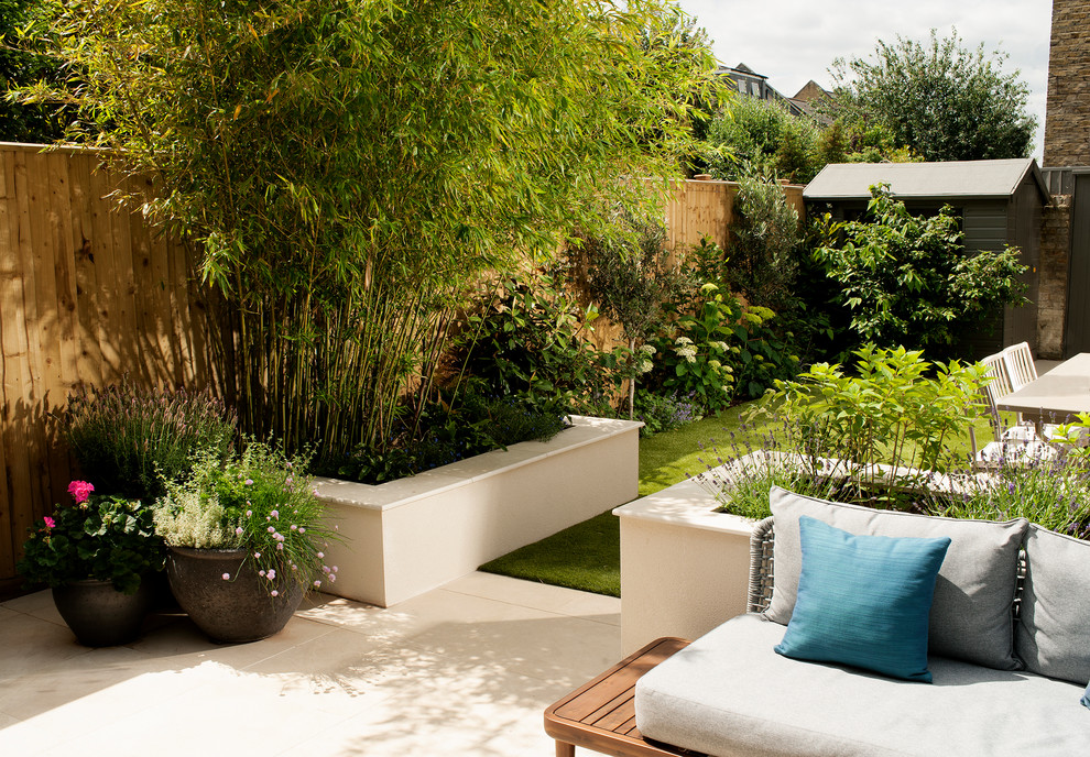 Idee per un giardino minimal esposto in pieno sole di medie dimensioni e dietro casa in estate con pavimentazioni in pietra naturale
