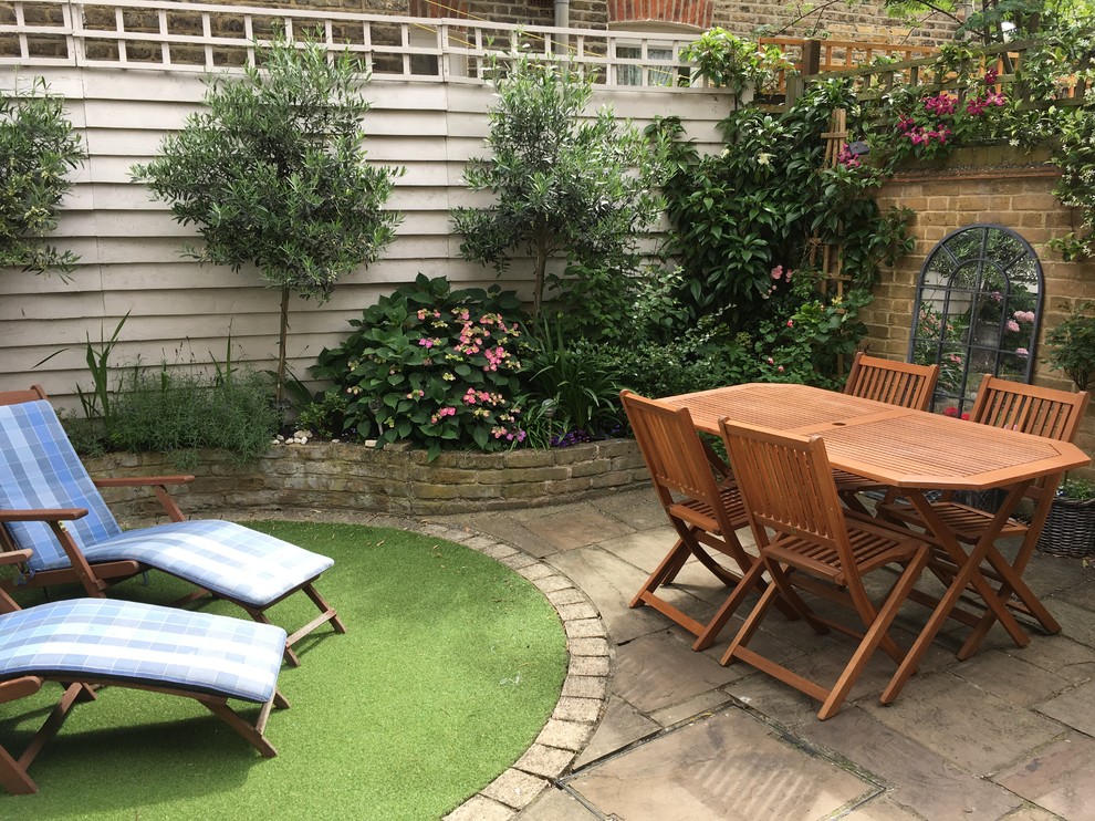 Идея дизайна: маленький участок и сад на заднем дворе в классическом стиле с покрытием из каменной брусчатки и газонным бордюром для на участке и в саду