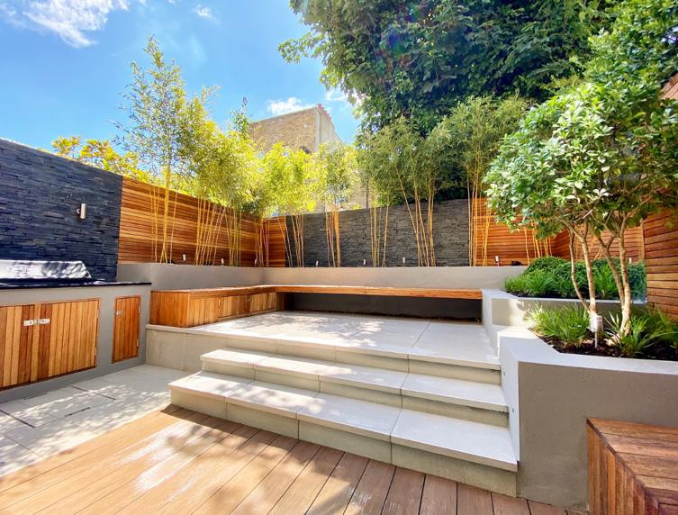 На фото: маленький участок и сад на заднем дворе в современном стиле с с деревянным забором для на участке и в саду с