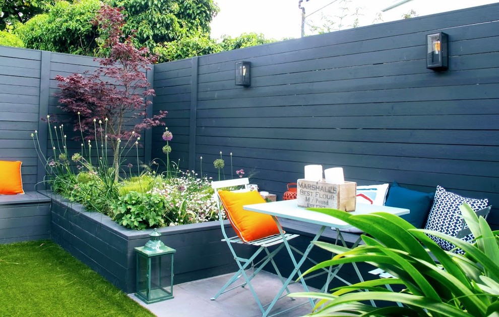 На фото: маленький участок и сад на заднем дворе в современном стиле для на участке и в саду с