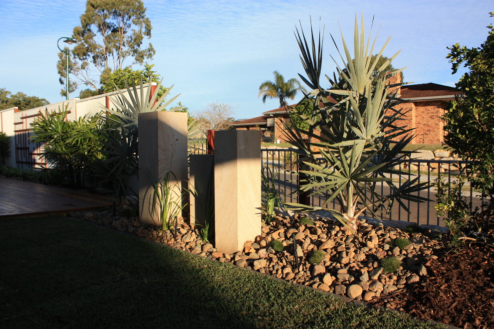 Photo of a contemporary landscaping in Brisbane.