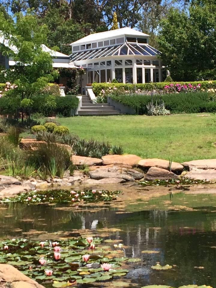 Geometrischer, Geräumiger Klassischer Garten mit direkter Sonneneinstrahlung und Natursteinplatten in Adelaide