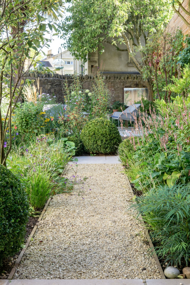Esempio di un grande giardino design esposto a mezz'ombra in cortile in estate con pavimentazioni in pietra naturale