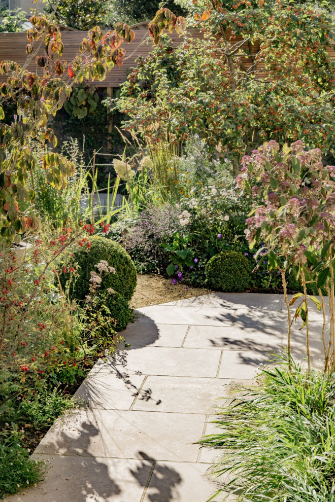 Idee per un grande giardino design esposto a mezz'ombra in cortile in estate con pavimentazioni in pietra naturale