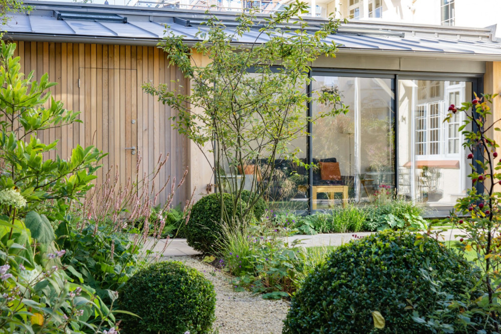 Foto di un grande giardino design esposto a mezz'ombra in cortile in estate con pavimentazioni in pietra naturale