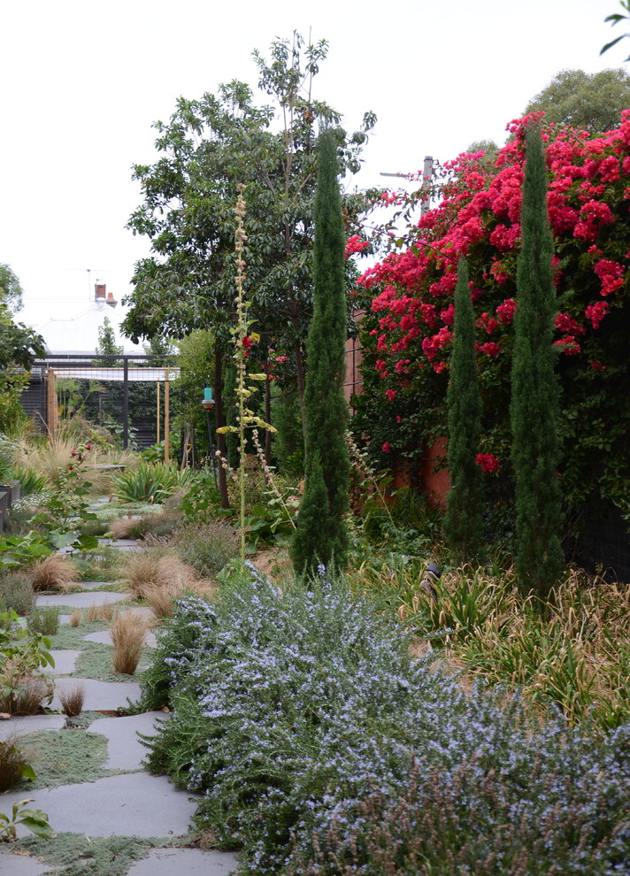 Idée de décoration pour un jardin bohème avec des pavés en pierre naturelle.