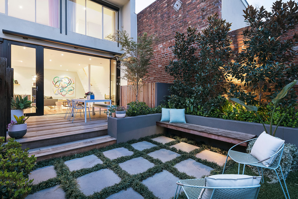 Идея дизайна: участок и сад на заднем дворе в современном стиле с мощением тротуарной плиткой