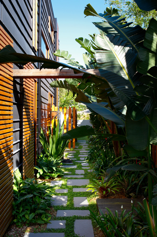 Ispirazione per un giardino minimalista nel cortile laterale con pavimentazioni in cemento