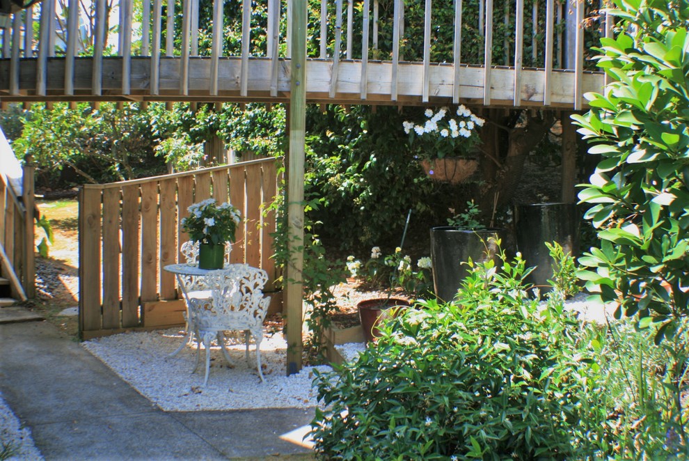 Идея дизайна: большой весенний участок и сад на переднем дворе в стиле рустика с полуденной тенью