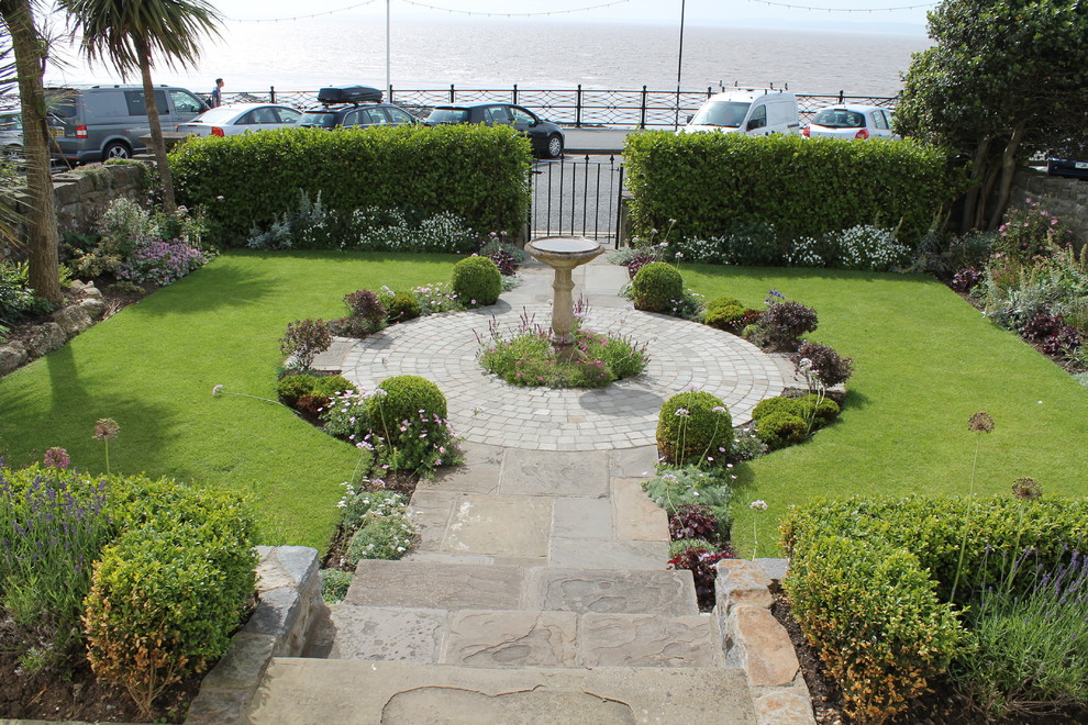 Idee per un giardino formale stile marino esposto in pieno sole di medie dimensioni e davanti casa in estate con un ingresso o sentiero e pavimentazioni in pietra naturale