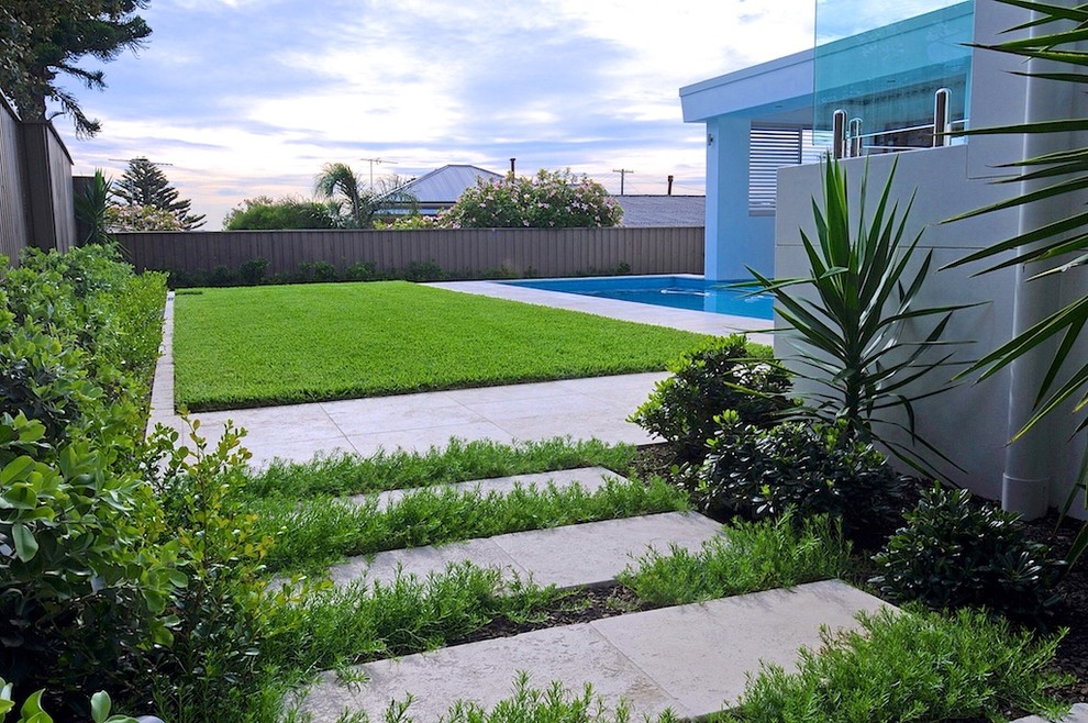Пример оригинального дизайна: весенний участок и сад среднего размера на заднем дворе в морском стиле с полуденной тенью и мощением тротуарной плиткой