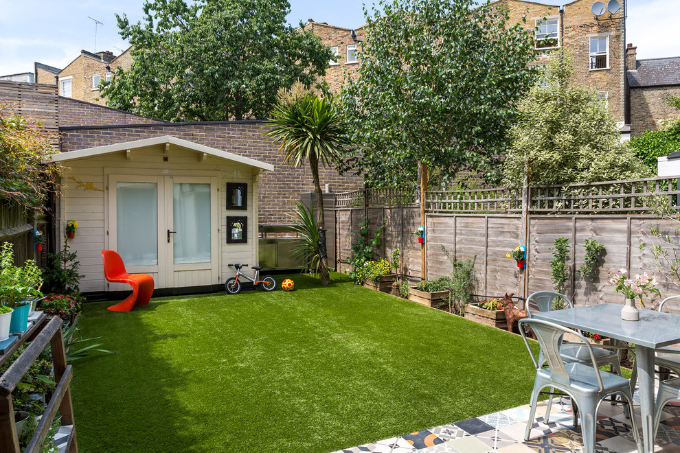 Esempio di un piccolo giardino minimal esposto in pieno sole dietro casa in estate