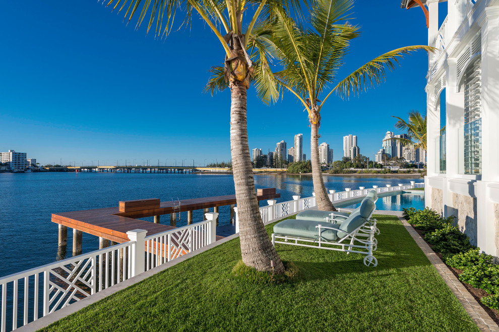 Maritimer Garten hinter dem Haus mit direkter Sonneneinstrahlung und Dielen in Gold Coast - Tweed