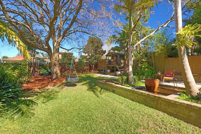 Geometrischer, Mittelgroßer Garten im Herbst, hinter dem Haus mit direkter Sonneneinstrahlung, Spielgerät und Betonboden in Sydney