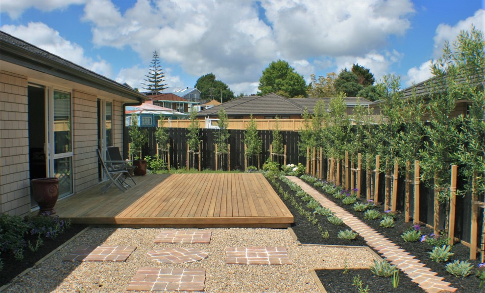 Ispirazione per un giardino country esposto a mezz'ombra di medie dimensioni e davanti casa in estate con pavimentazioni in mattoni