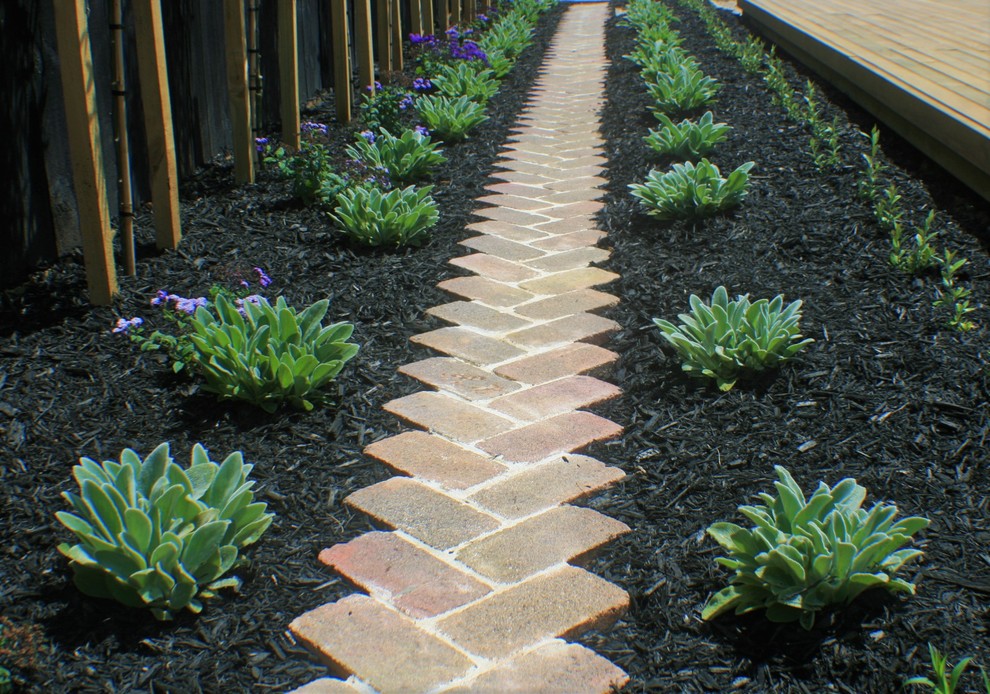 Immagine di un giardino country esposto a mezz'ombra di medie dimensioni e davanti casa in estate con pavimentazioni in mattoni