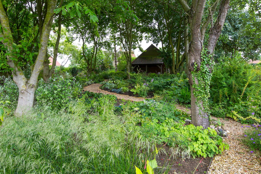 Immagine di un grande giardino country dietro casa in estate con un ingresso o sentiero e ghiaia