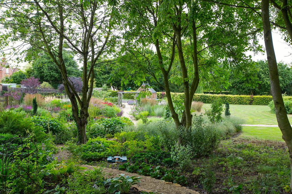 Ejemplo de camino de jardín de estilo de casa de campo grande en verano en patio trasero con gravilla